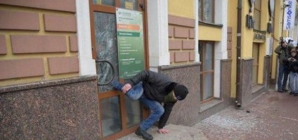 В Сети высмеяли украинского радикала, застрявшего в двери Сбербанка