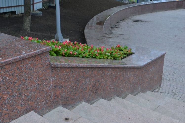 Завершается реконструкция гранитной лестницы в парке „Валя Морилор"
