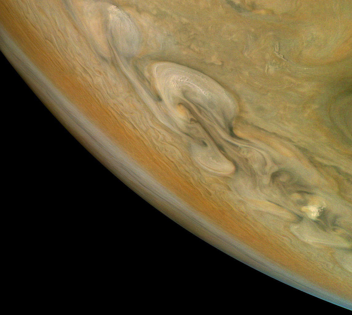 NASA показало фото бушующей бури на Юпитере