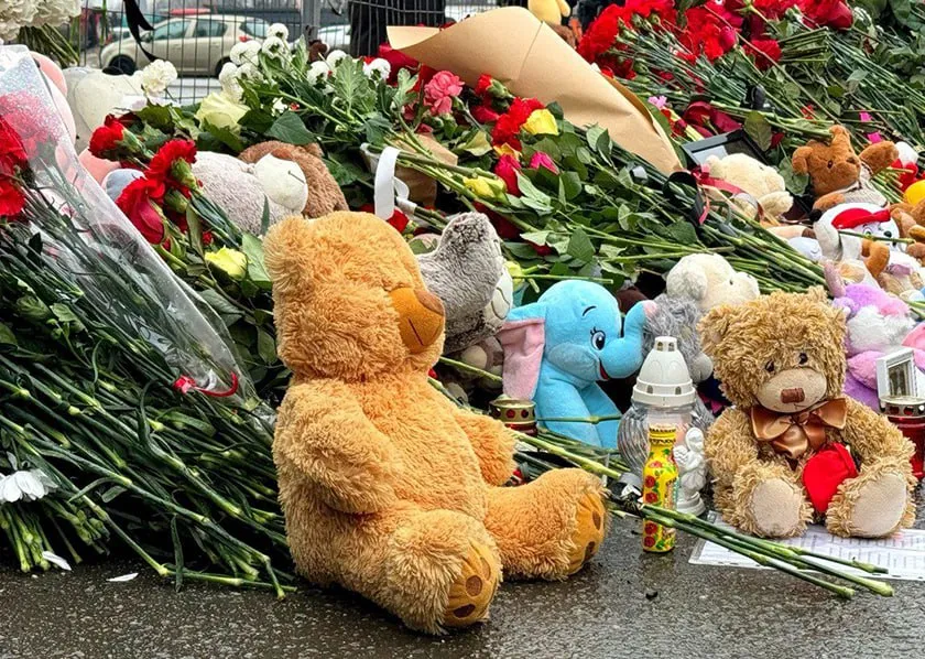 У «Крокус Сити Холла» возлагают цветы: в России - день траура