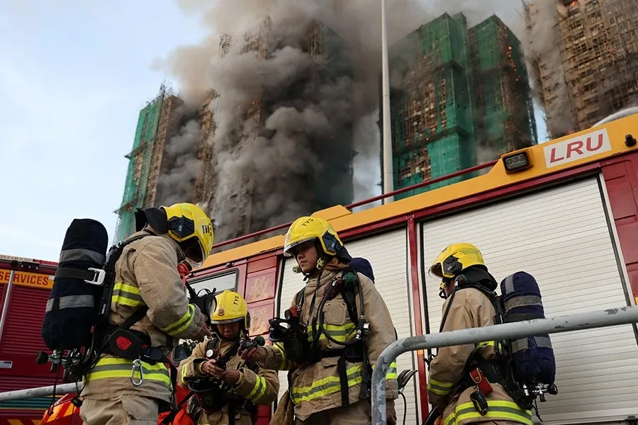 Numărul victimelor în incendiul dintr-un complex rezidențial din Hong Kong a depășit 150 de persoane