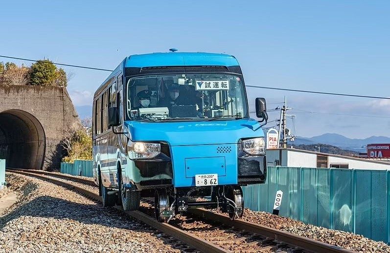 В Японии представили автобус, который за 15 секунд превращается в поезд