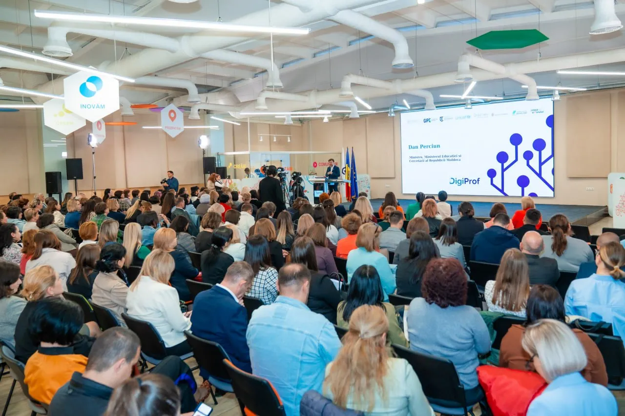 Cadrele didactice pot beneficia de un nou program de formare profesională pentru dezvoltarea competențelor digitale
