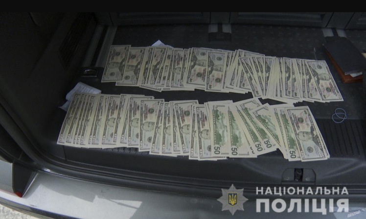 В Украине пытались сбыть миллион фальшивых долларов