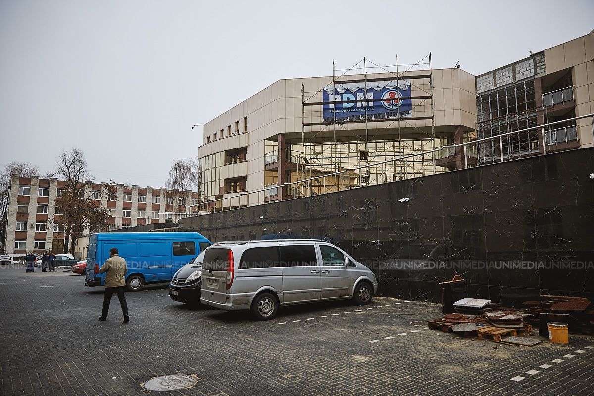 Democrații se mută în fostul sediu PCRM? Pe clădire a fost instalat logoul PDM
