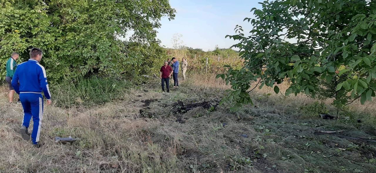 Вблизи Ставчен автомобиль врезался в дерево: водитель госпитализирован