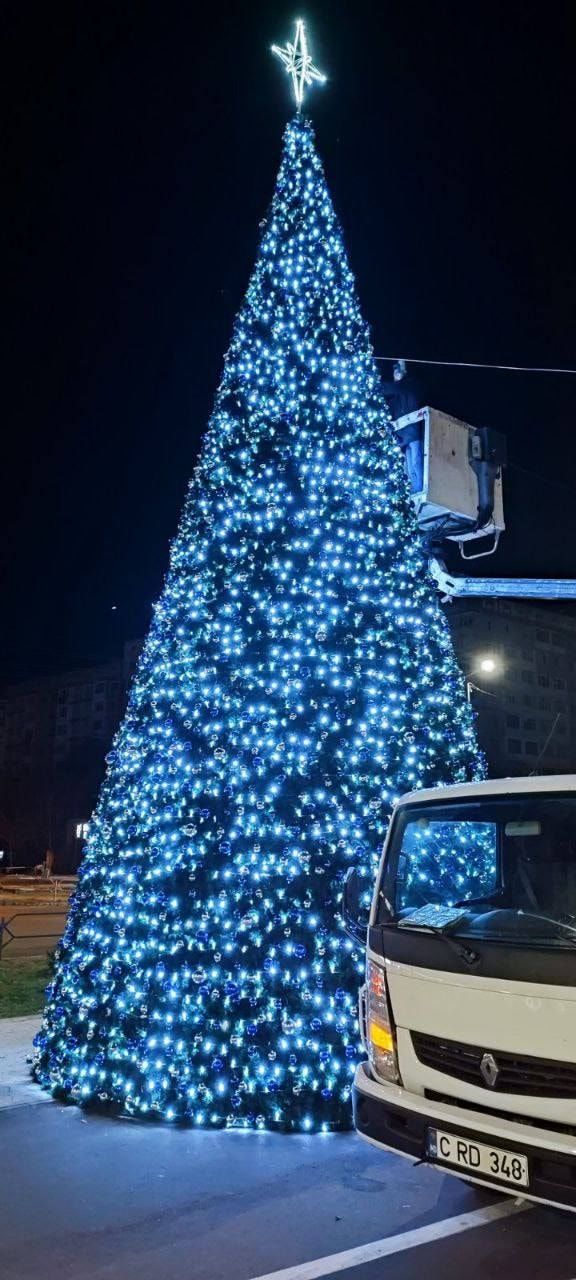 Кишинев начали украшать к праздникам
