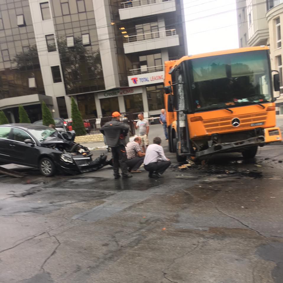В центре Кишинева мусоровоз преградил путь легковушке