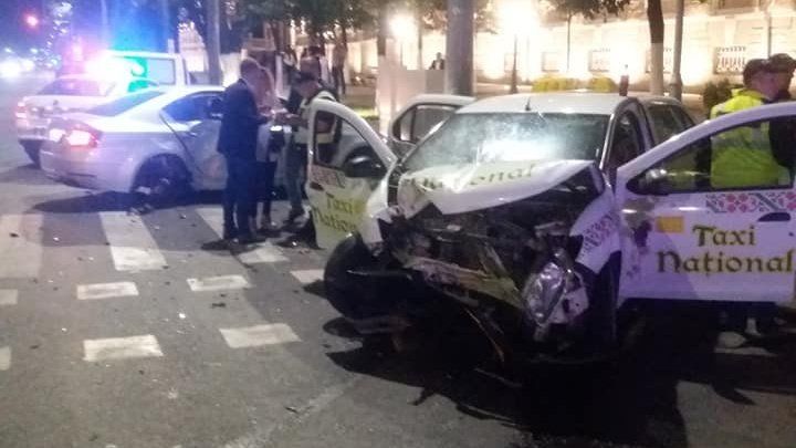 Две женщины и мужчина пострадали в ночном ДТП с участием такси в центре столицы