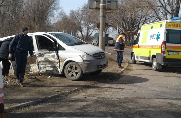 Accident în capitală: Două persoane au fost transportate la spital