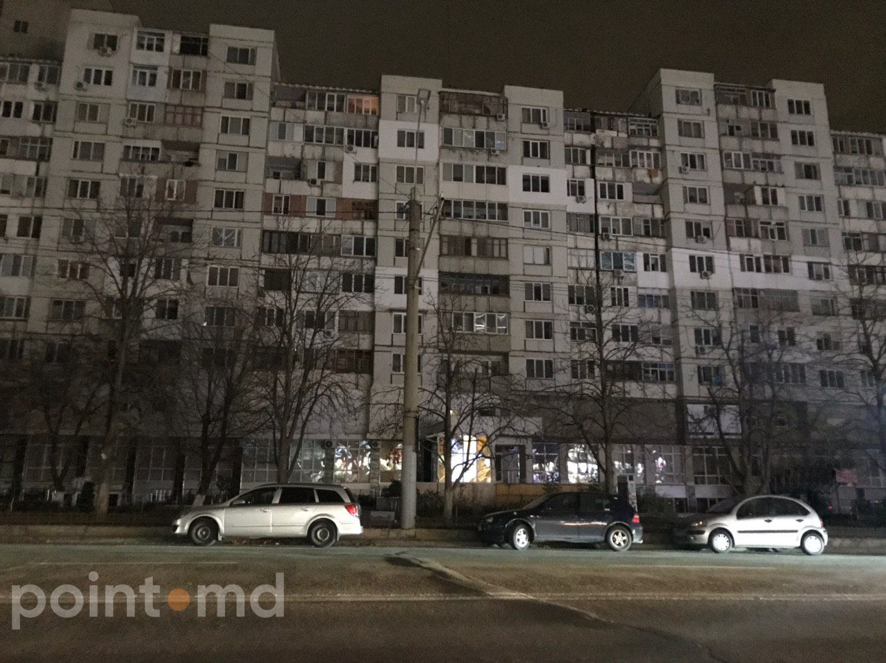 Спасателям удалось снять мужчину с опоры линии электропередачи в столице