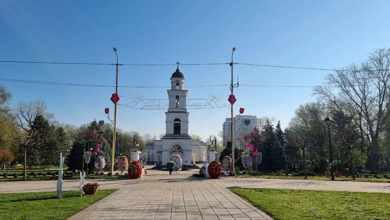 Кишинёв готовится к праздникам: в городе появились пасхальные украшения