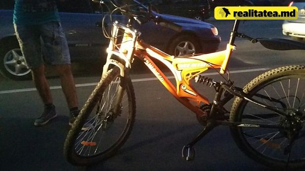 Un biciclist s-a ales cu capul spart, după ce a fost lovit de ușa unui microbuz de linie