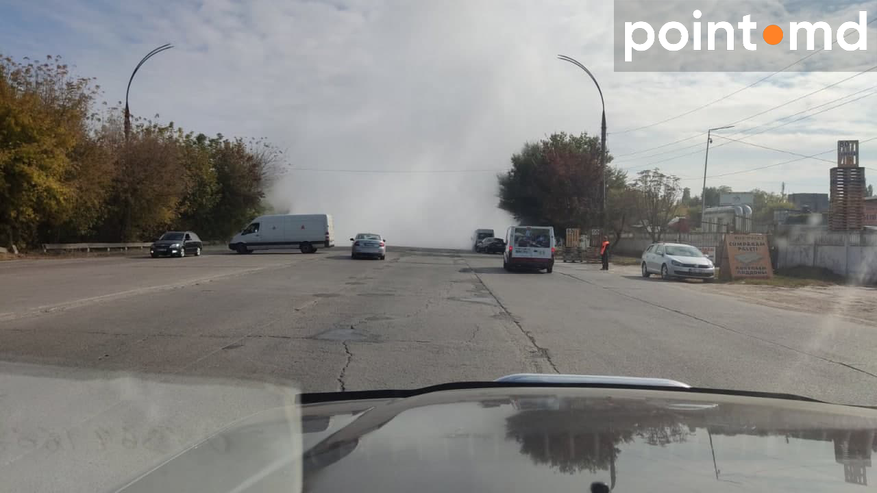 Поток горячей воды перекрыл движение на улице Каля Басарабией