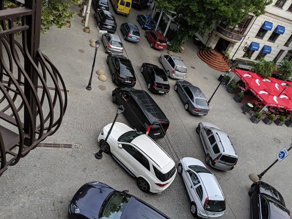 Водители игнорируют запрет и паркуют авто на пешеходной улице