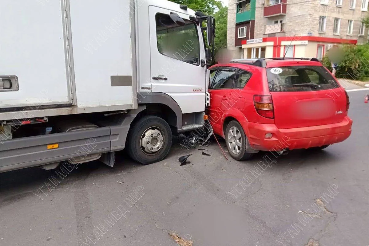 В Рыбнице водитель проехал на "красный" и столкнулся с грузовиком