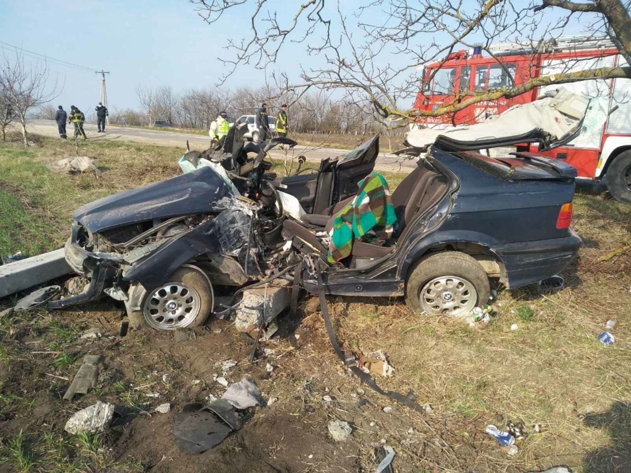 В Бричанском районе произошла авария: водитель врезался в столб