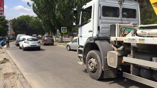 A incercat sa evite un accident si a lovit o alta masina. O strada din centrul capitalei, paralizata in urma unui dublu accident