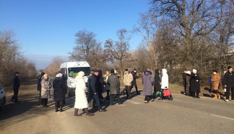 Жители военного городка в Хлебодарском перекрыли трассу на Молдову