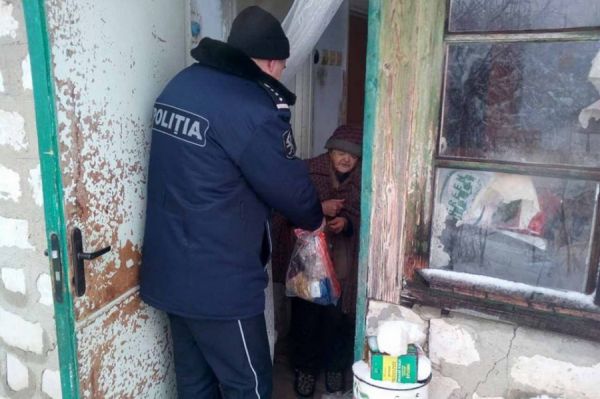 Полицейские из Гагаузии раздали продукты питания одиноким пожилым людям