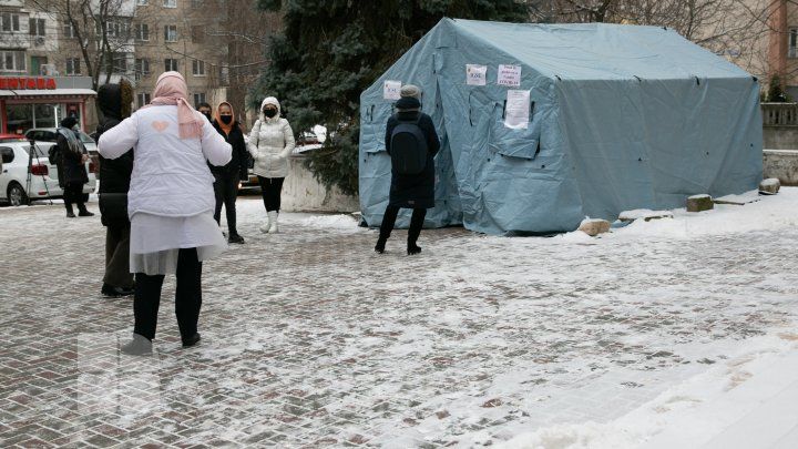Ажиотаж образовался у палаток для сдачи ковид-тестов
