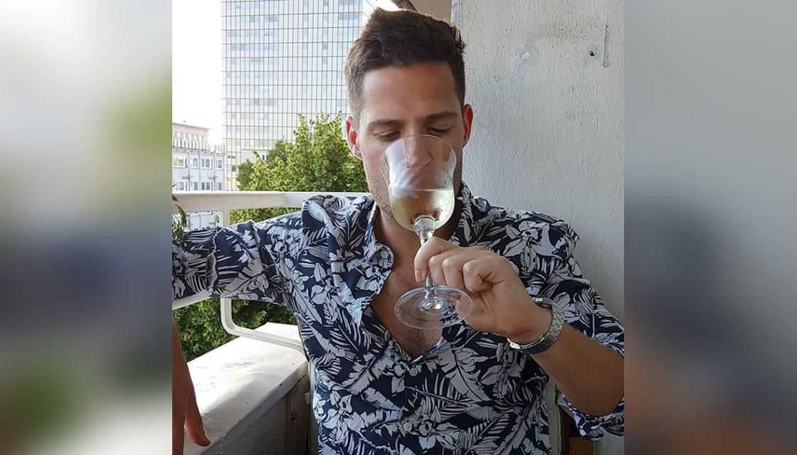 Povestea tânărului care a dormit în casele a peste 21 de femei agăţate pe Tinder, călătorind în acest fel prin toată Europa