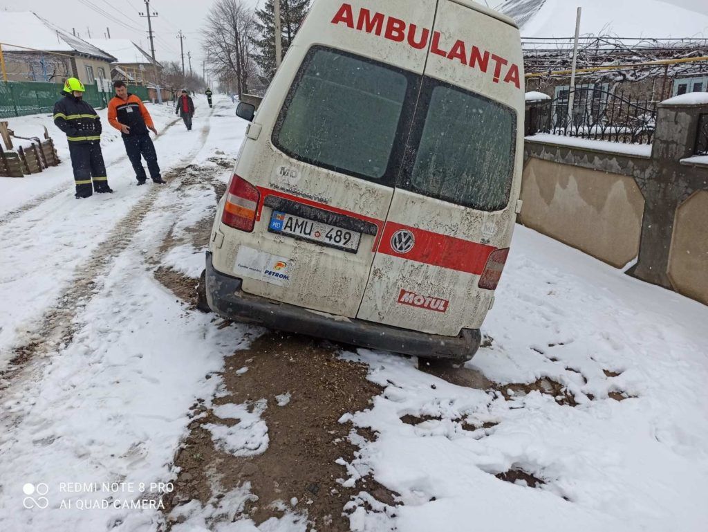 Снежные заносы на юге страны: в селе Чумай застряла машина скорой помощи