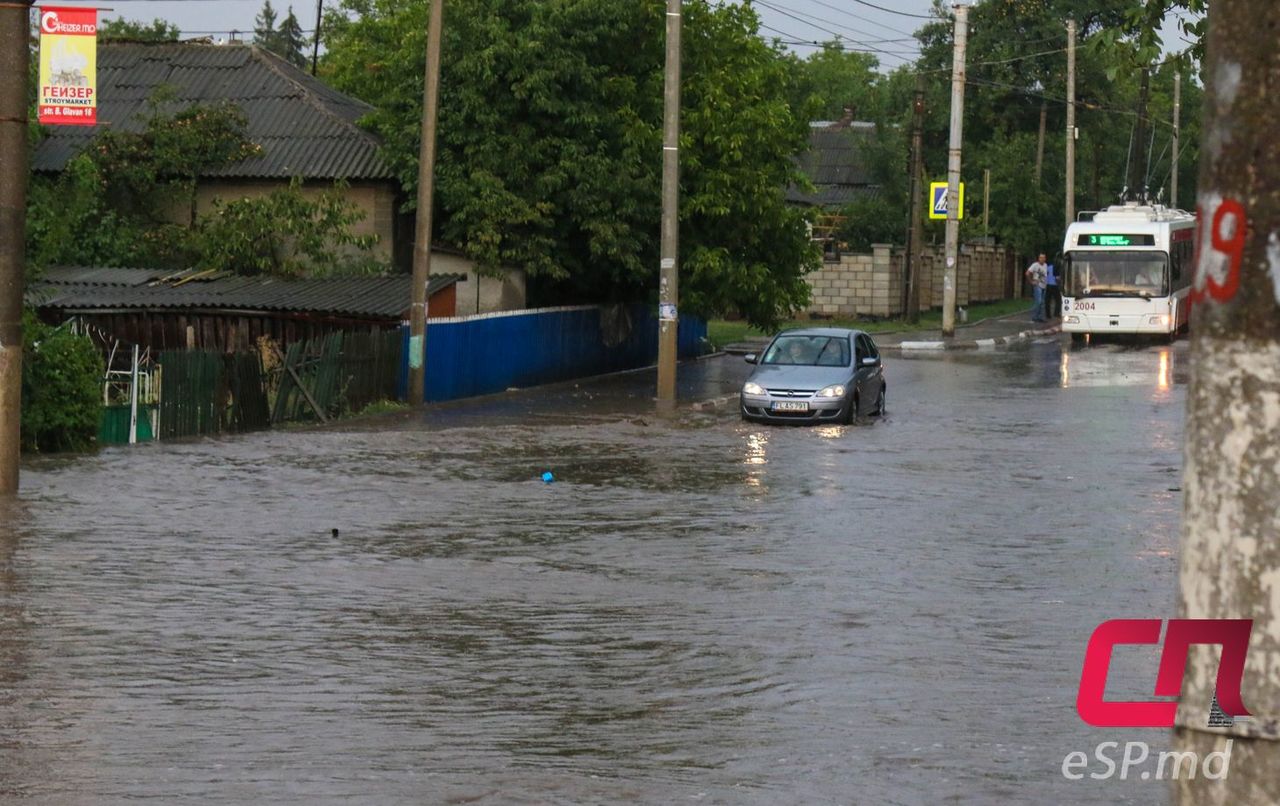 В Бельцах прошёл сильный ливень: машины глохли в воде