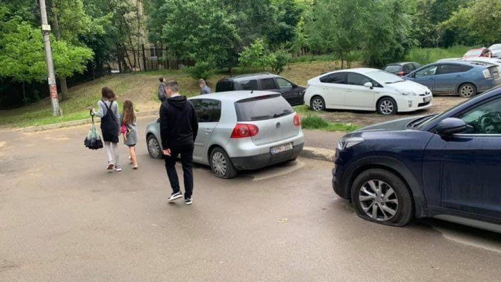 В столице неизвестные повредили шины оставленных на парковке автомобилей