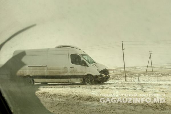 В Томае из-за скользкой дороги микроавтобус врезался в мост