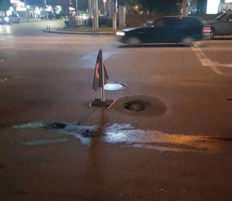 Коммунальные службы заделают дыру в асфальте на улице Измаильской