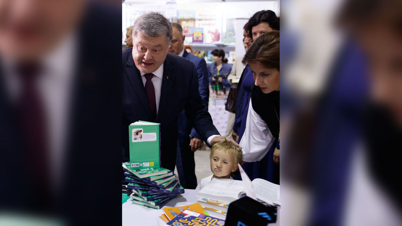 Маленький мальчик скривился, когда Порошенко погладил его по голове