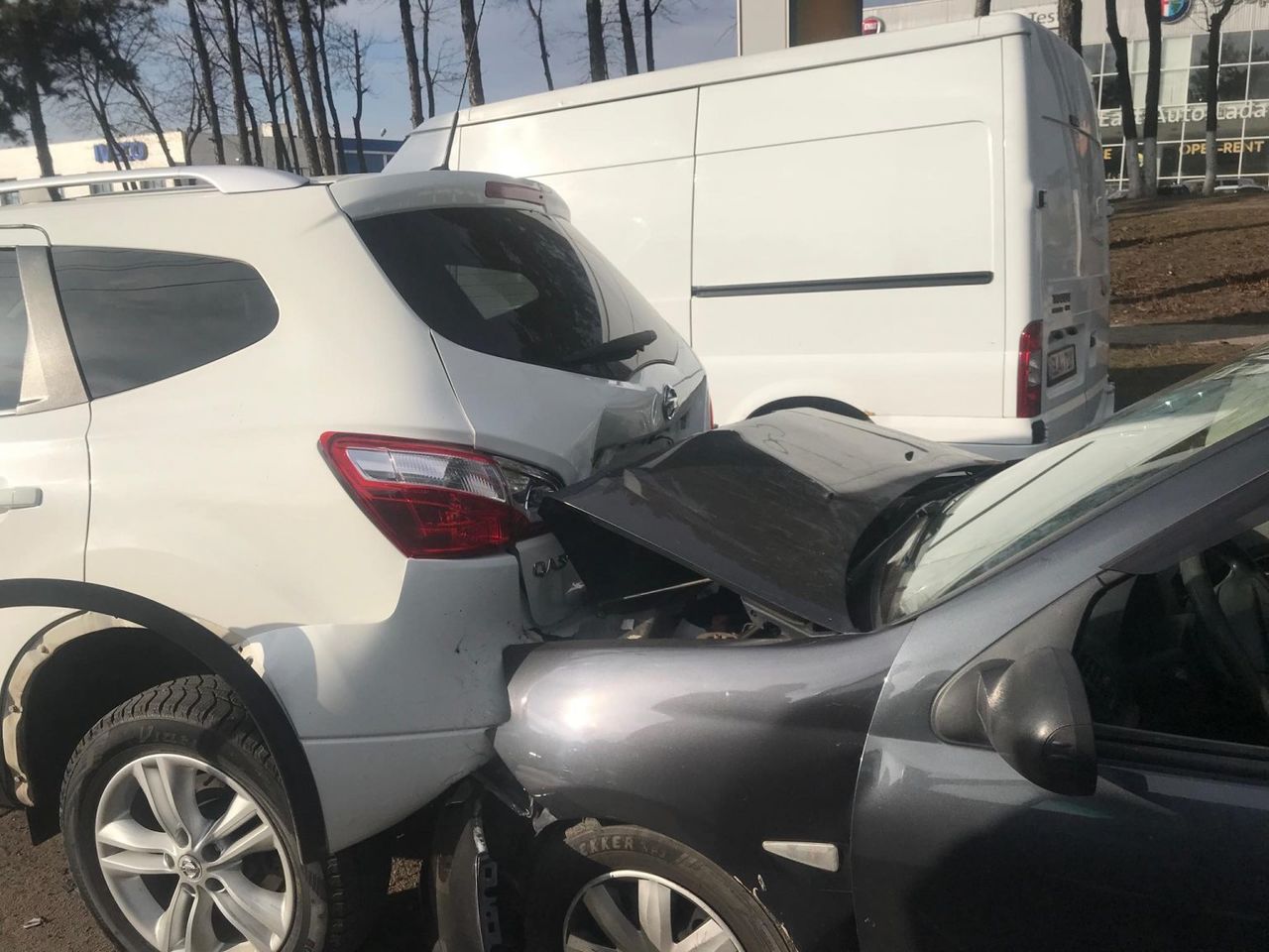 На въезде в Кишинев произошло ДТП с участием 3 машин