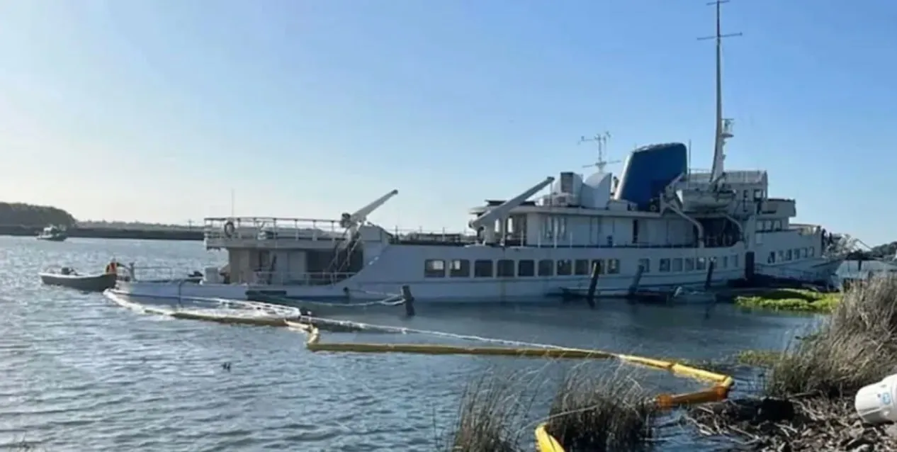 Un bărbat a cheltuit un milion de dolari pentru restaurarea unei nave de croazieră: Acum nava se scufundă