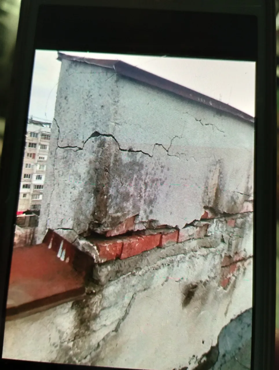 На Рышкановке кусок плиты может упасть на голову прохожим