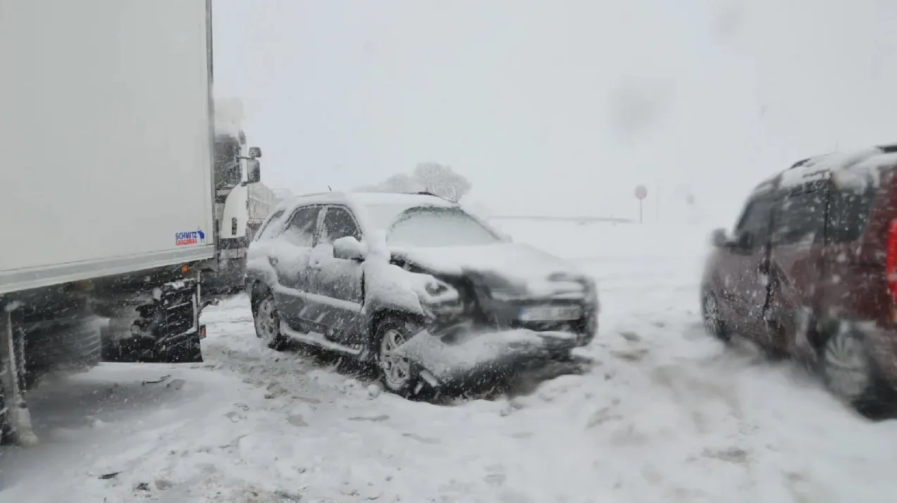 Haos pe șosele: Ninsoarea a provocat două accidente în lanț pe o autostradă din Turcia