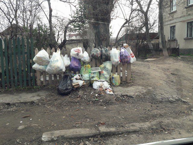Из Кишинева перестали вывозить мусор, отходы уже вешают на заборы