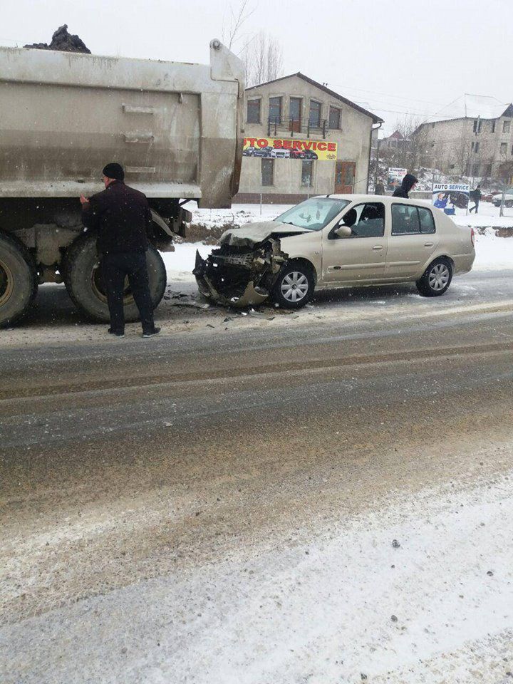 O mașină a ajuns direct într-un camion: Nu a reuşit să frâneze