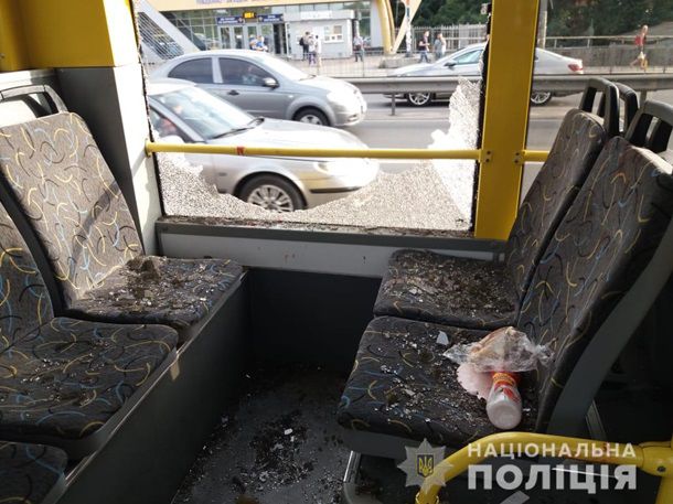 В Киеве мужчина устроил стрельбу в троллейбусе