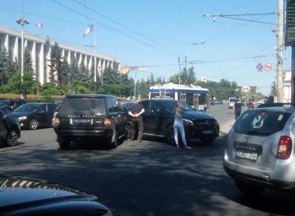 Accident de lux în centrul Capitalei: Un Mercedes s-a ciocnit cu un Range Rover