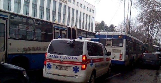 В центре Кишинева произошло ДТП с участием машины и троллейбуса