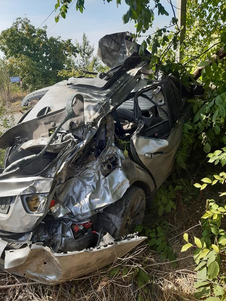 В Трушенах BMW превратился в груду металла, врезавшись в столб и дерево