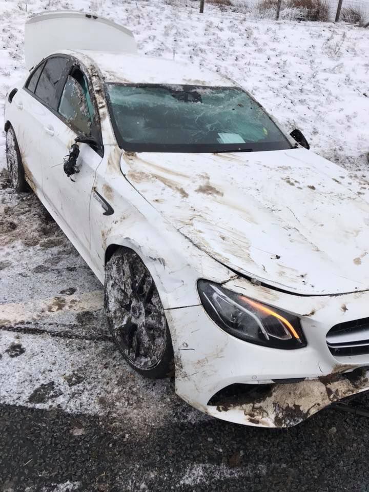 Adevărul despre Mercedesul de lux făcut zob pe drum