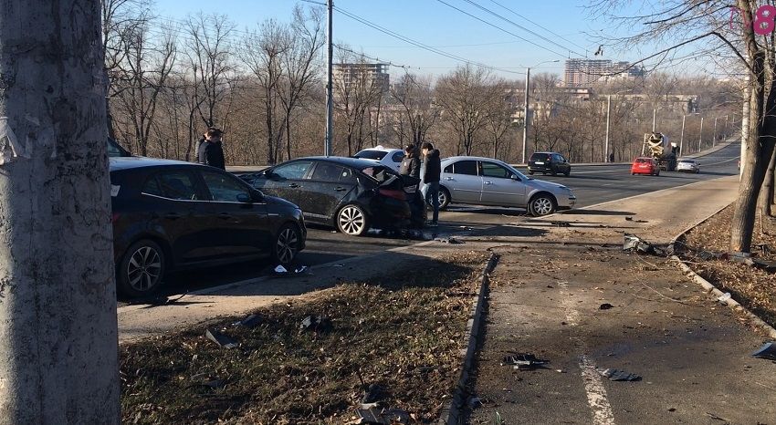 В столице автомобиль врезался в столб: госпитализирован 1 человек