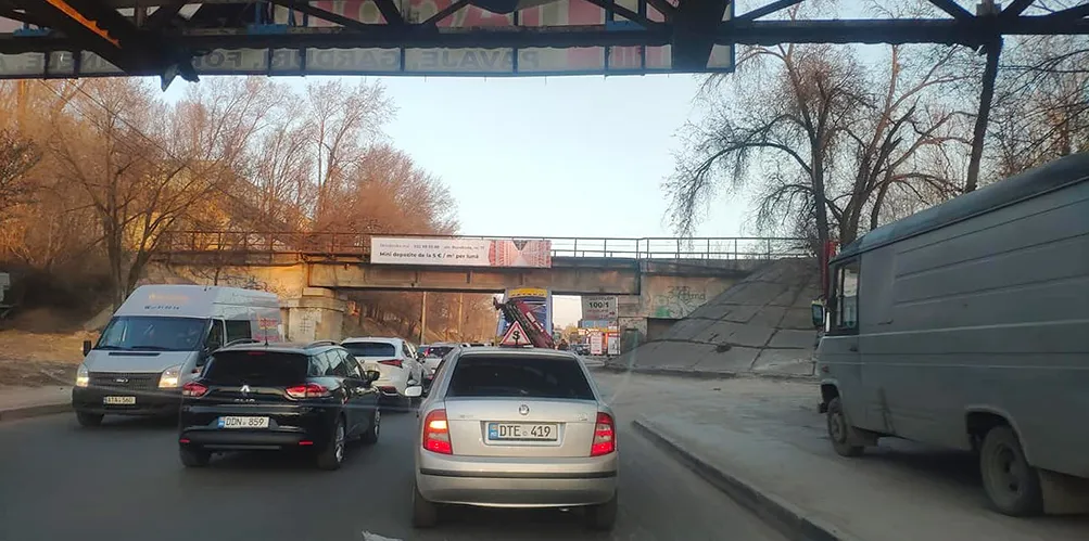 В Кишиневе конструкция, перевозимая на грузовике, уперлась в опору моста