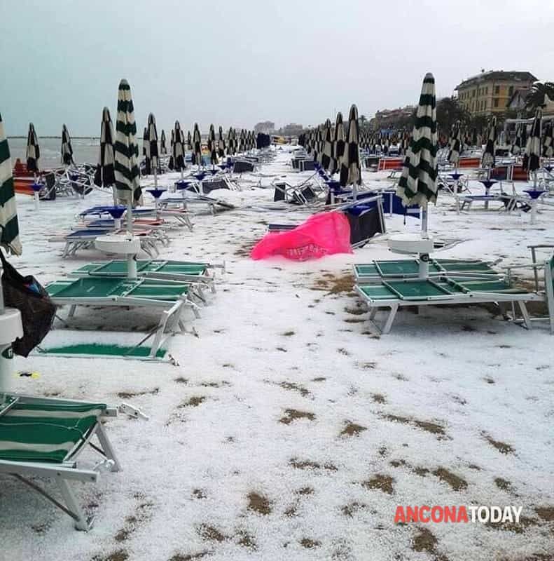 Iarnă în plină vară pe litoral. Un fenomen rar a fost surprins în Italia