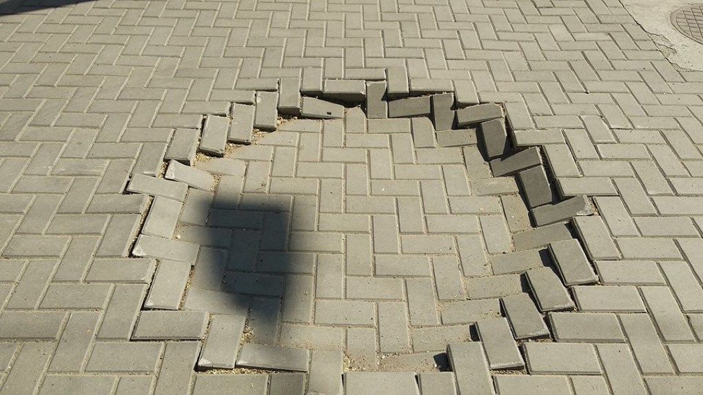 Отремонтированный центральный проспект продолжает разрушаться