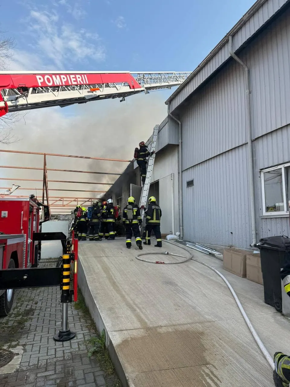 Încă un incendiu în Capitală: Arde un depozit de mobilă la Botanica