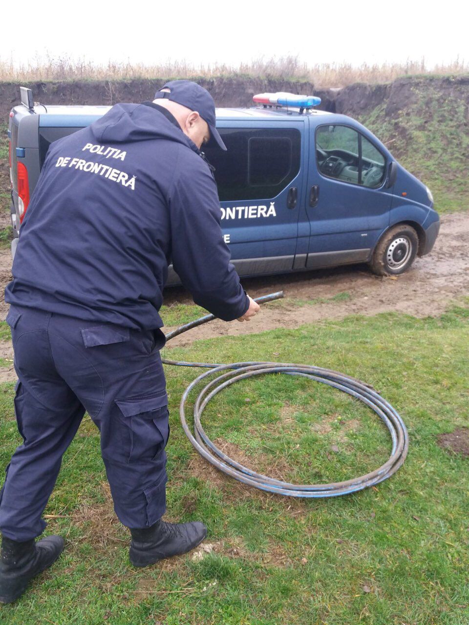 Conductă pentru transportarea alcoolului de contrabandă, depistată în Nistru