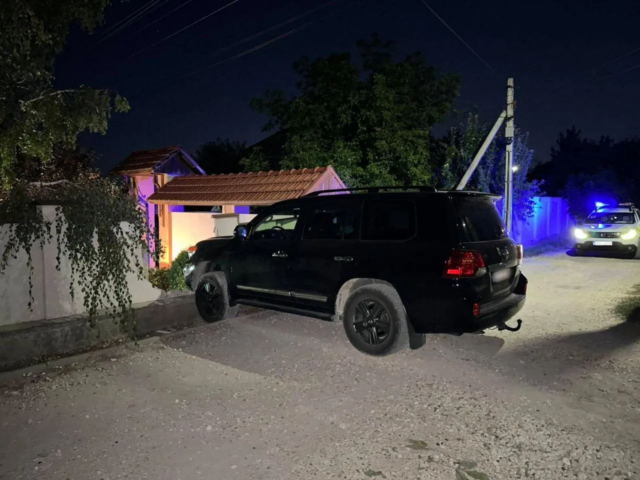 Un adolescent a ajuns cu mașina în gardul unei gospodării la Bălți